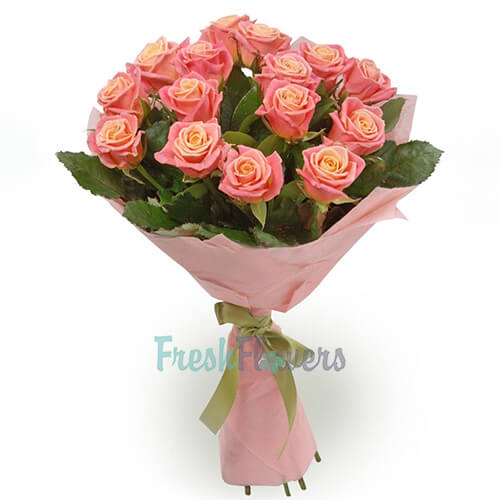 15 персикових троянд